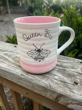 Heartland Hive QUEEN BEE stoneware mug